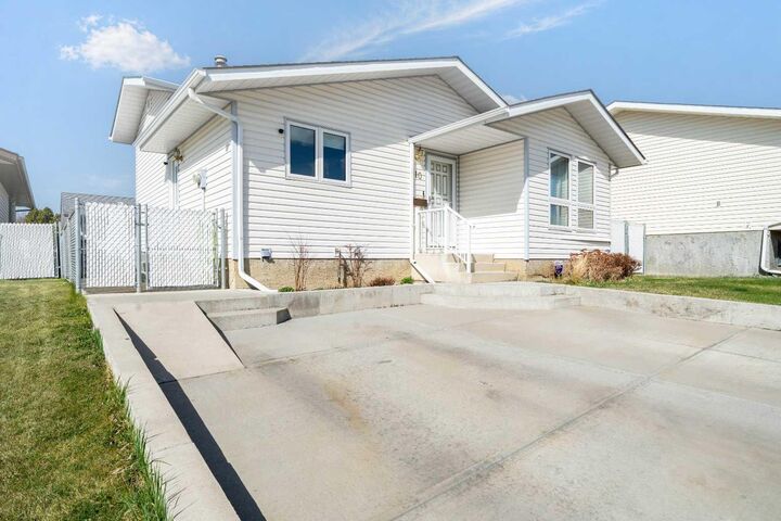 Property Photo:  10 Rossmere Place SE  AB T1B 2L6 