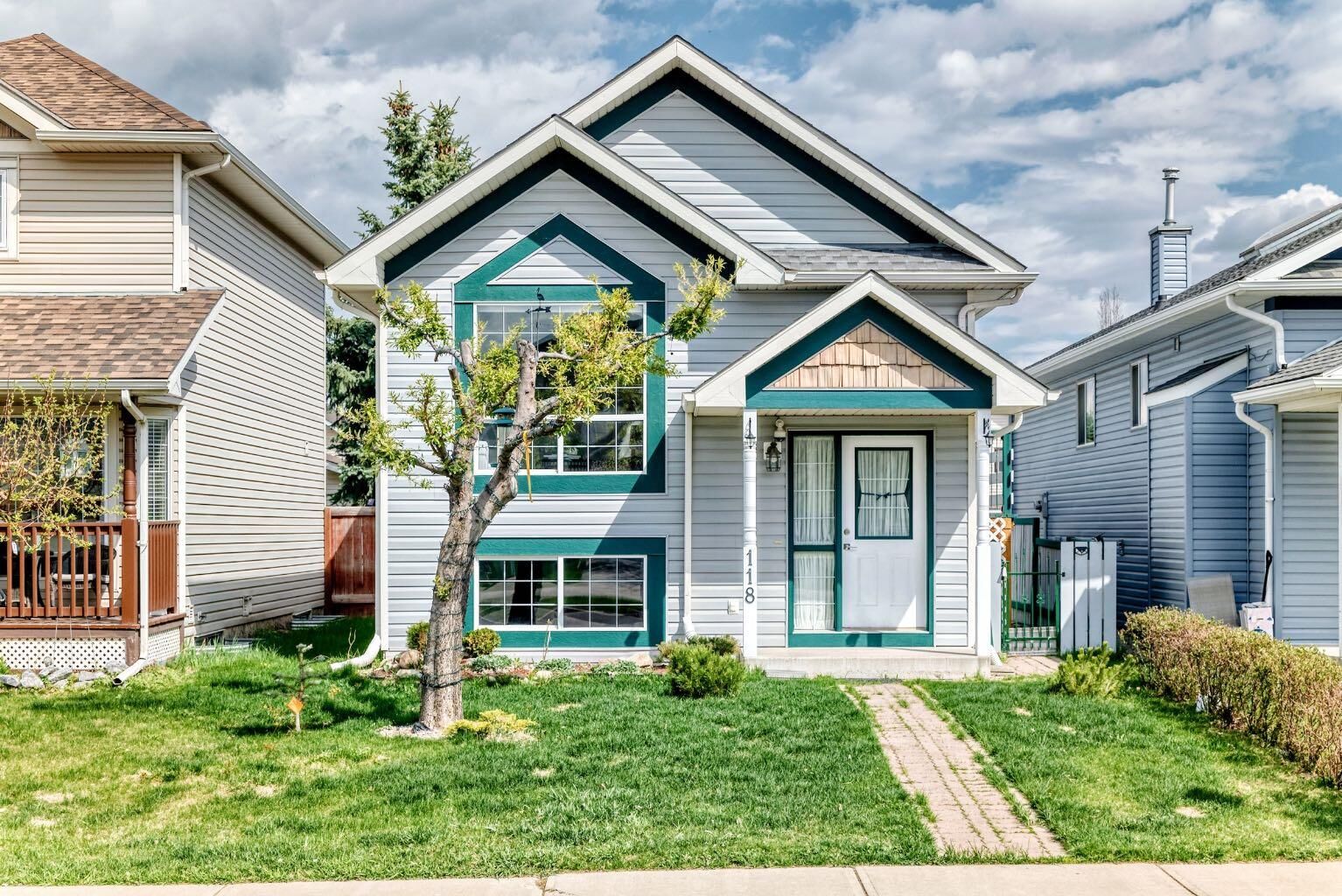 Property Photo:  118 Bridleridge Way SW  AB T2Y 4K8 