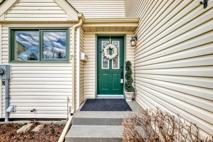 Property Photo:  305 Sandringham Road NW  AB T3K 3Z1 