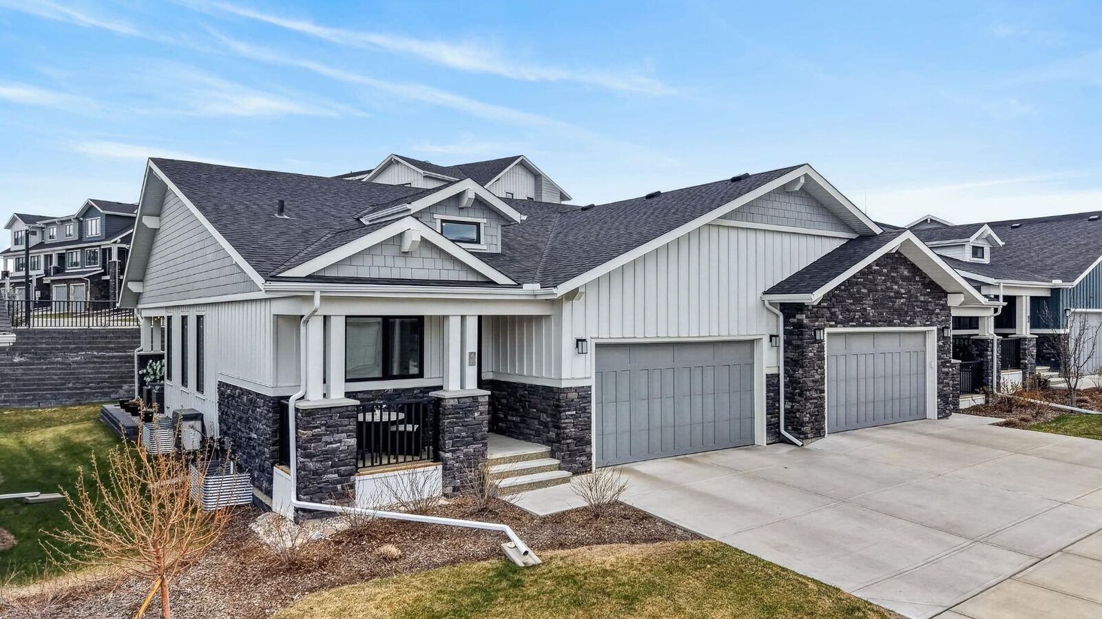 Property Photo:  46 Crestridge Bay SW  AB T3B 6H2 