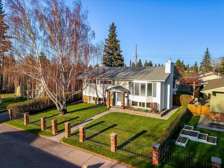 Property Photo:  332 Whitney Crescent SE  AB T2J 1E9 