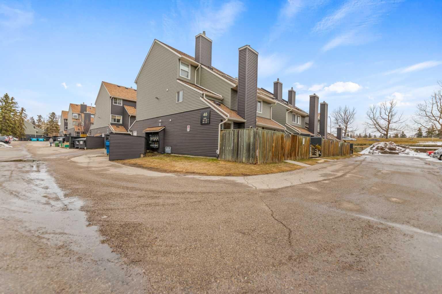Property Photo:  46 Glamis Green SW 129  AB T2E 6S4 