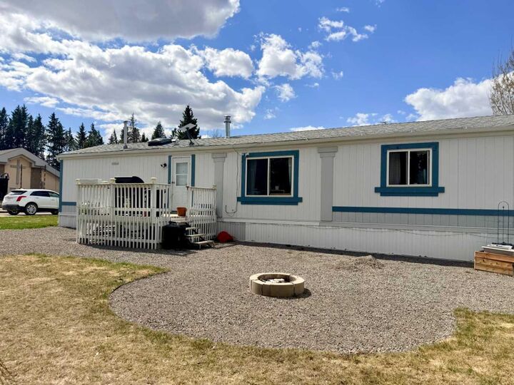Property Photo:  106 3 Avenue  AB T0M 1H0 