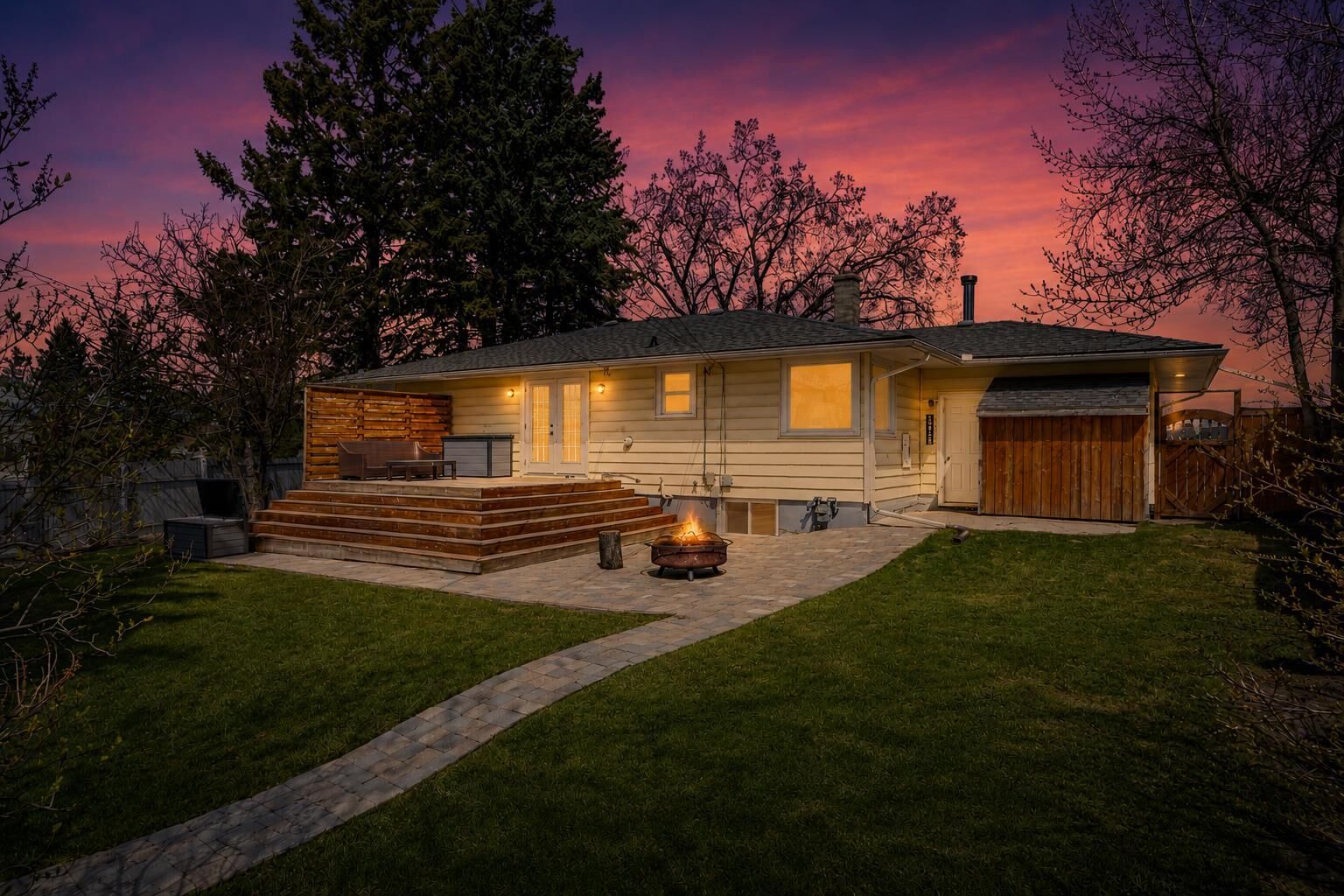 Property Photo:  3003 25 Street SW  AB T3E 1Y2 