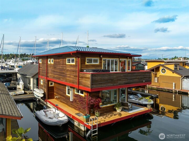 Property Photo: 2466 Westlake Avenue N 11 WA 98109