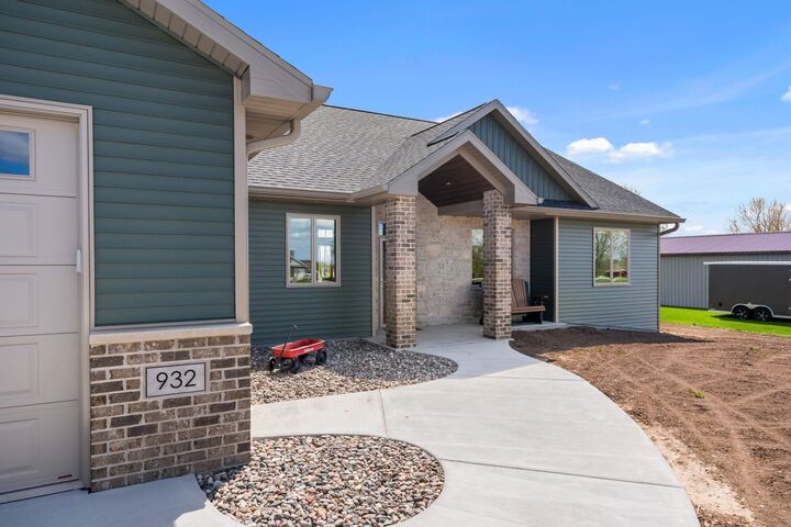 Property Photo:  932 Meadowlark Road  WI 54115-9648 