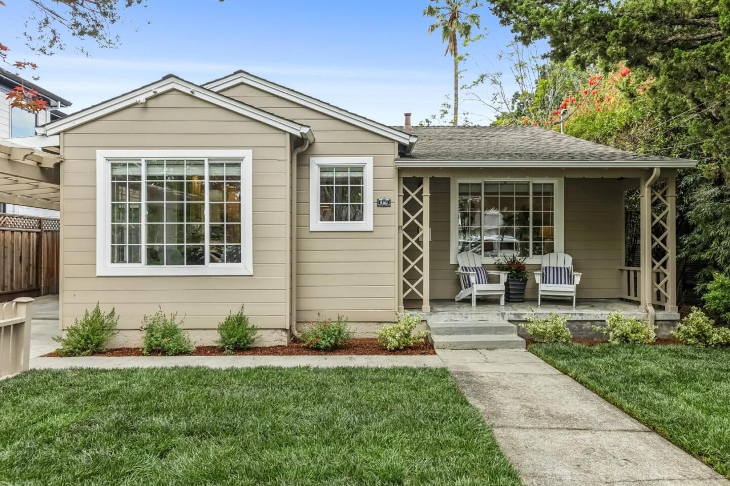 Property Photo:  950 Iris Street  CA 94061 