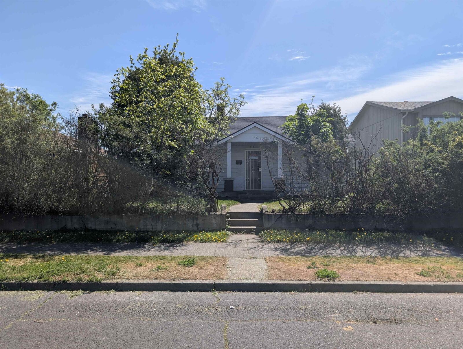 Property Photo:  618 E Providence Ave  WA 99207 