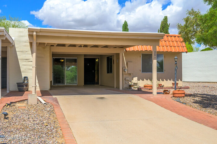 Property Photo:  201 N Calle Del Lago  AZ 85614 