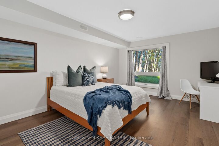 2371 Lakeshore Road E — photo 1