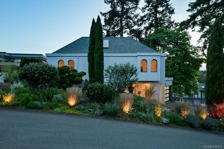 Property Photo:  317 Bessborough Close  BC V9B 3M3 