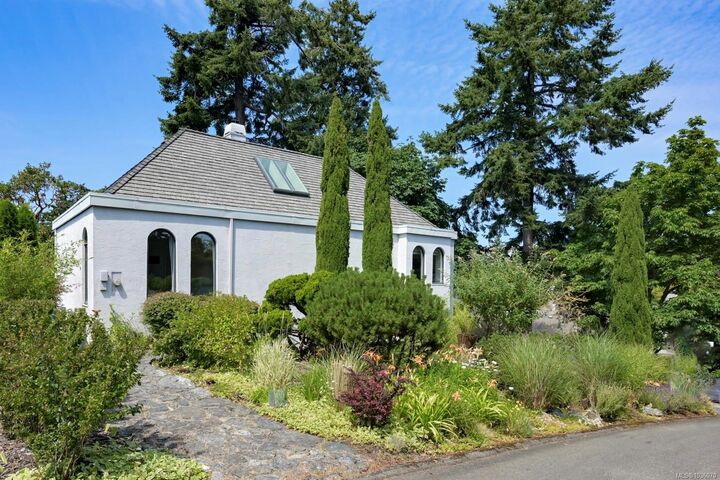 Property Photo: 317 Bessborough Close BC V9B 3M3