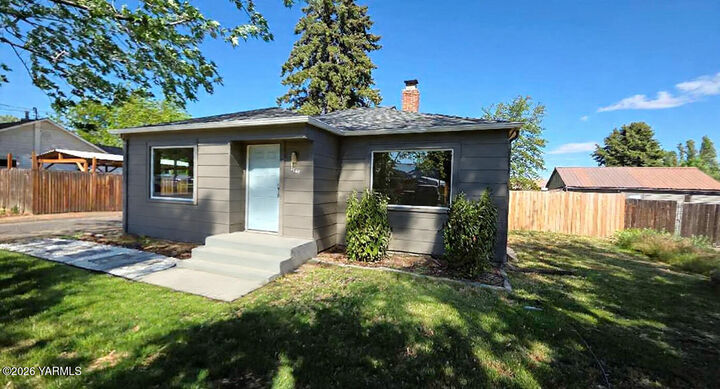 Property Photo:  1105 S 31st Ave  WA 98902 