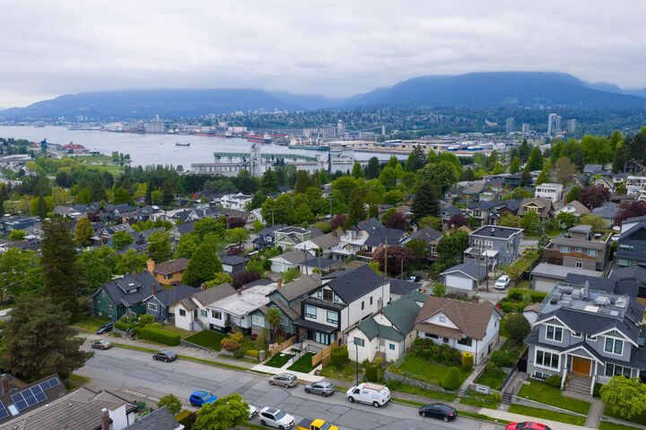 Property Photo:  3645 Dundas Street 2  BC V5K 1S3 