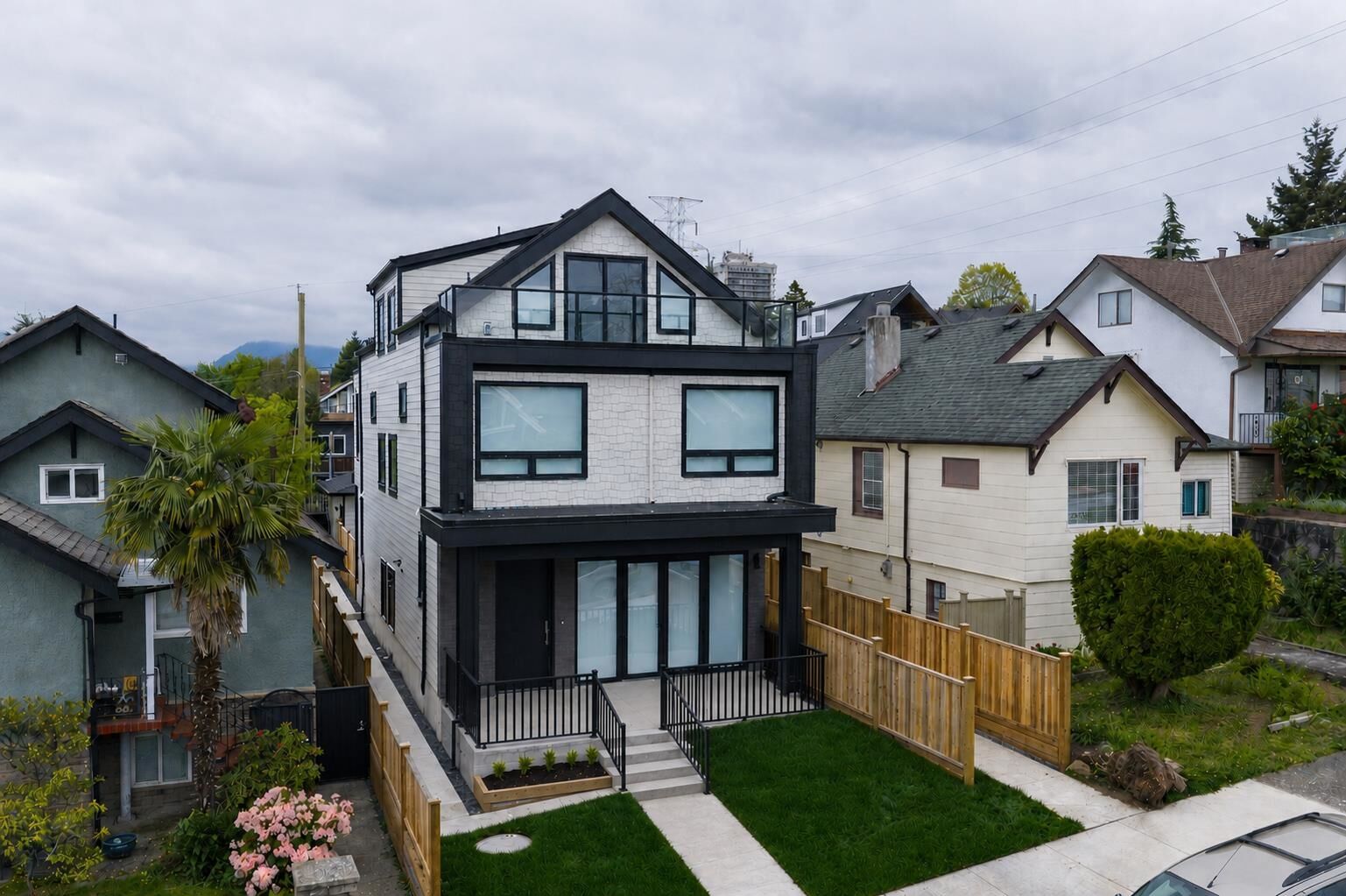 Property Photo:  3645 Dundas Street 1  BC V5K 1S3 