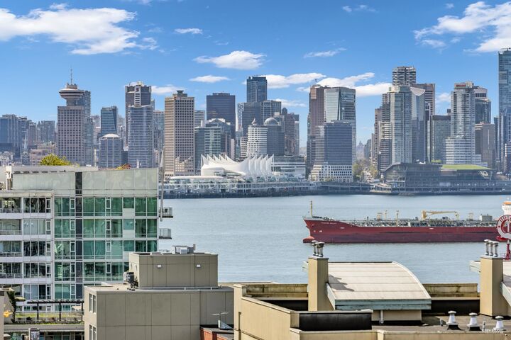 Property Photo:  122 E 3rd Street 401  BC V7L 1E6 
