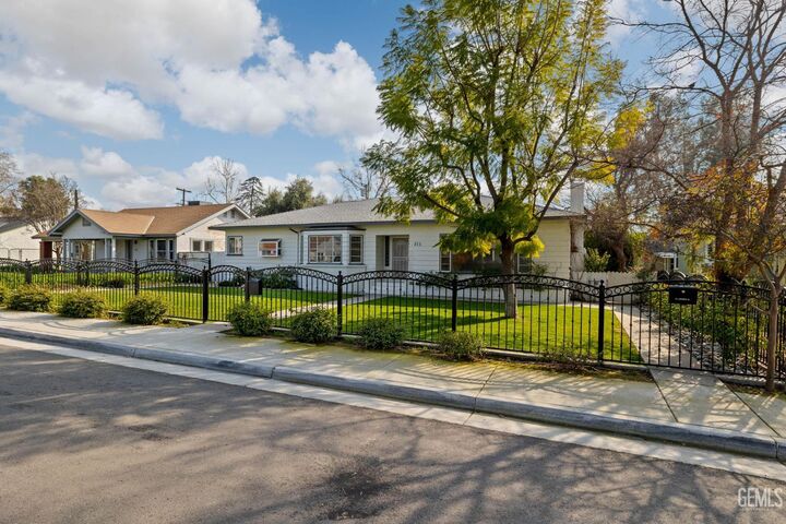 Property Photo:  215 Jefferson Street  CA 93305 