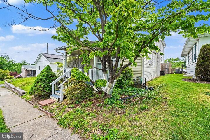 Property Photo:  17 W Pine Street  PA 17025 