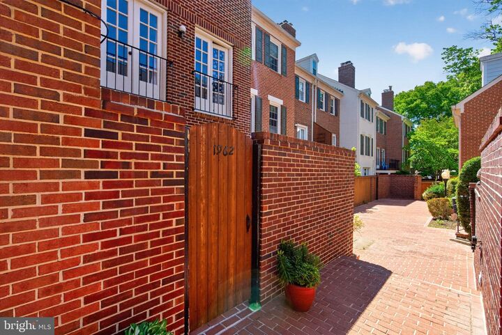 Property Photo: 1962 N Cleveland Street 1 VA 22201