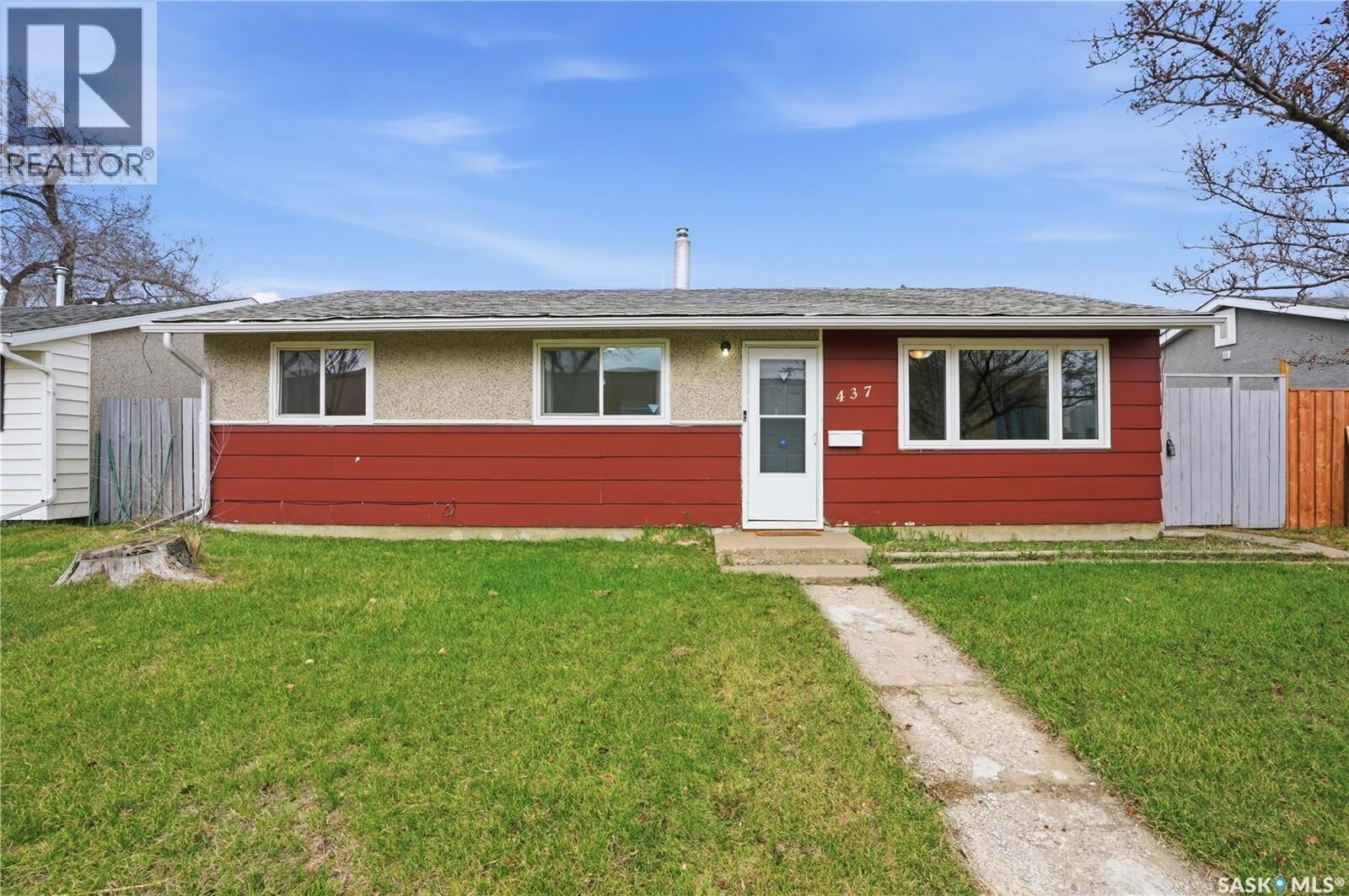 Property Photo:  437 W Avenue N  SK S7L 3G9 