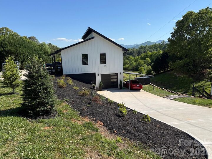 Property Photo:  1 Little Oak Road  NC 28748 