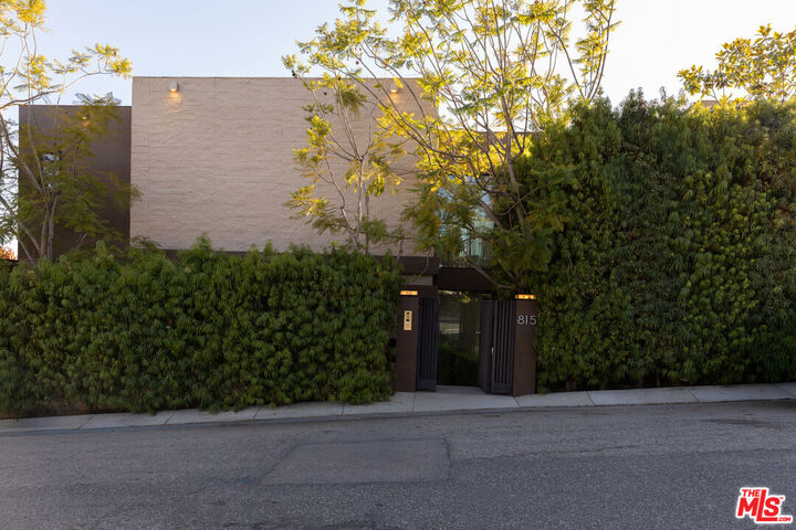 Property Photo:  815 N Tigertail Rd  CA 90049 