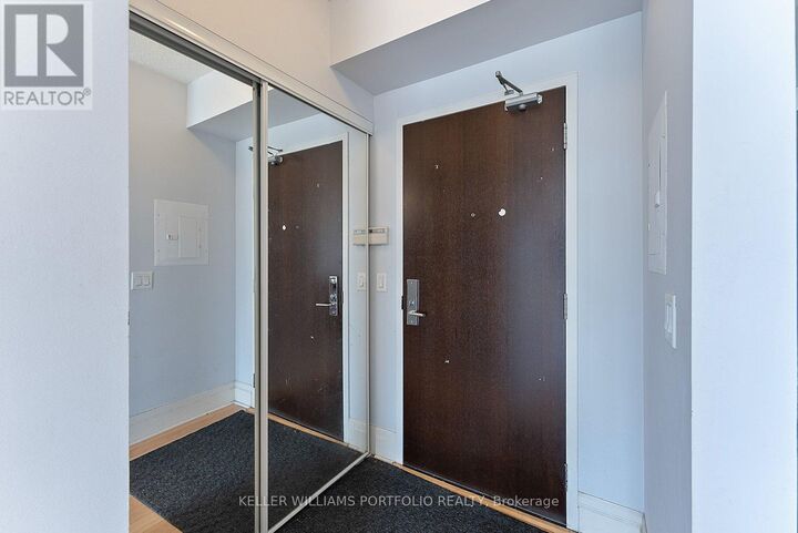 Property Photo:  39 Upper Duke Crescent 607  ON L6G 0B8 