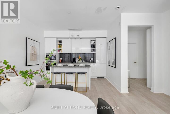 Property Photo:  32 Davenport Road Th 101  ON M5R 1H3 