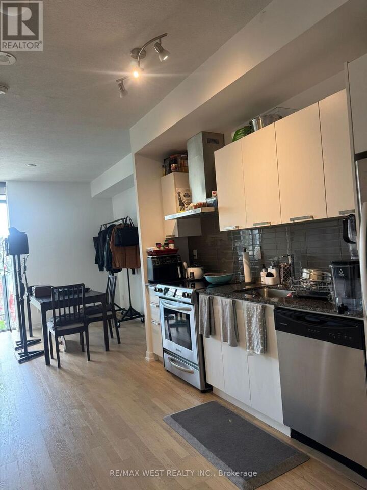 Property Photo:  95 Bathurst Street 1303  ON M5V 2P9 