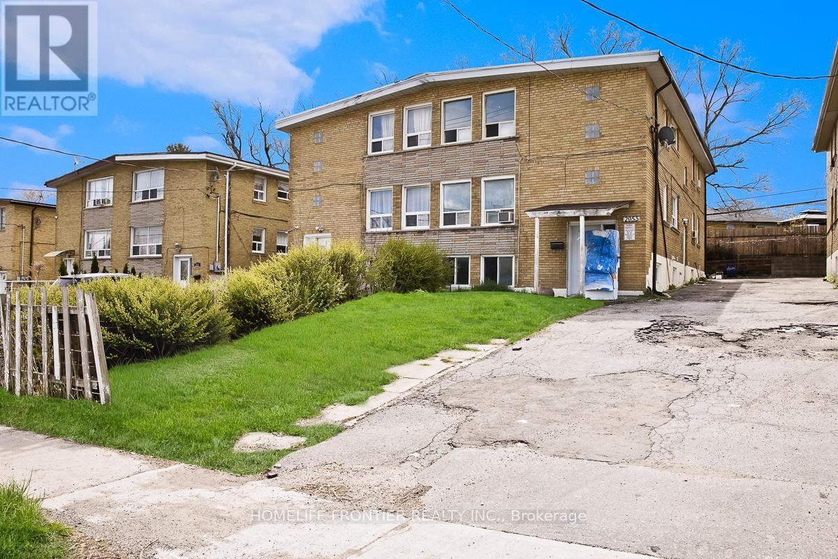Property Photo:  2953 Lawrence Avenue East Upper  ON M1P 2V6 
