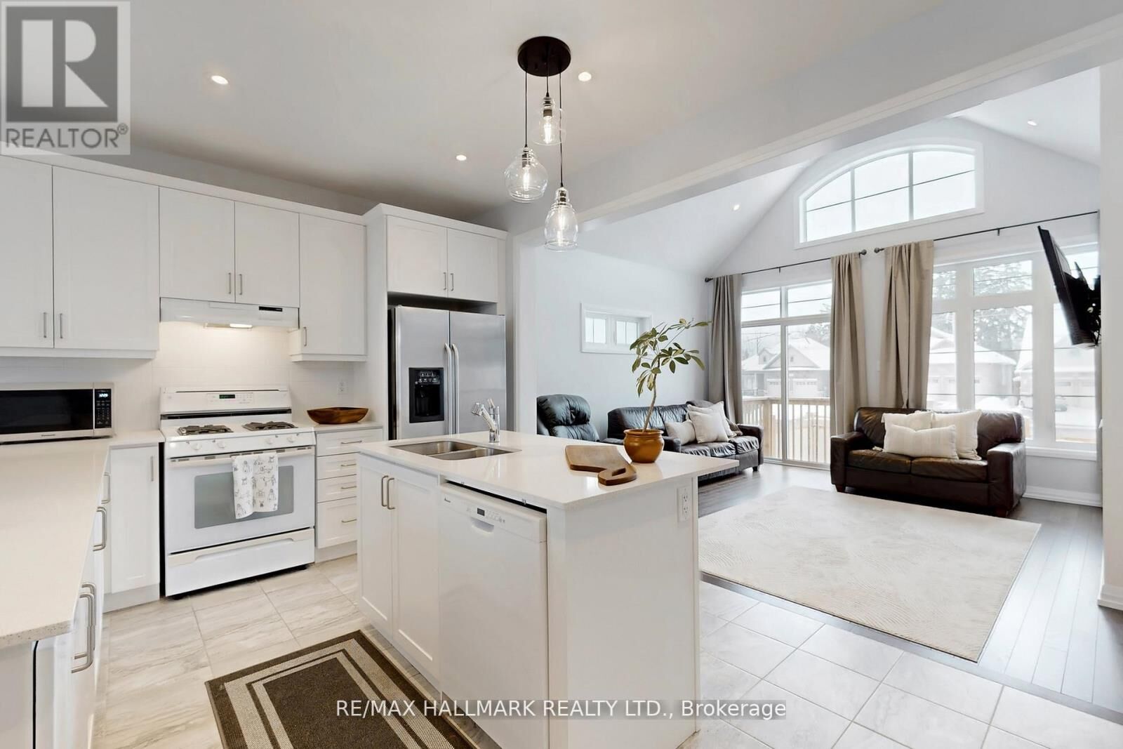Property Photo:  2 Holtby Court  ON L9L 0B4 