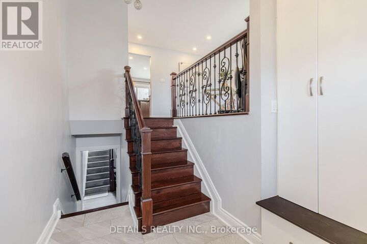 Property Photo:  7 Kerry Crescent  ON K2E 5V7 