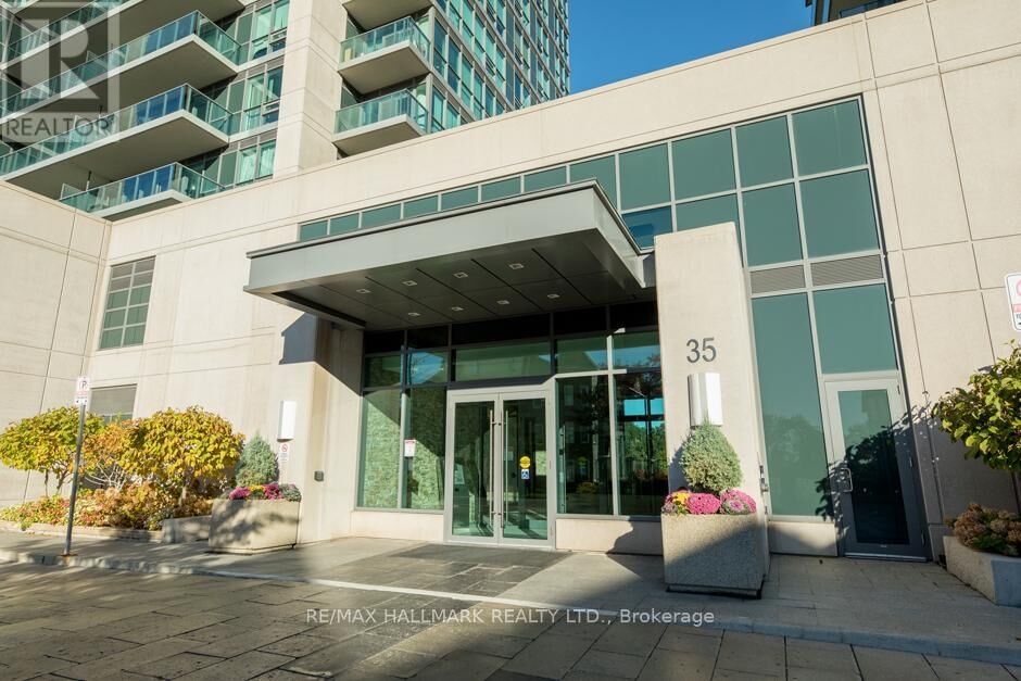 Property Photo:  35 Brian Peck Crescent 423  ON M4G 0A5 