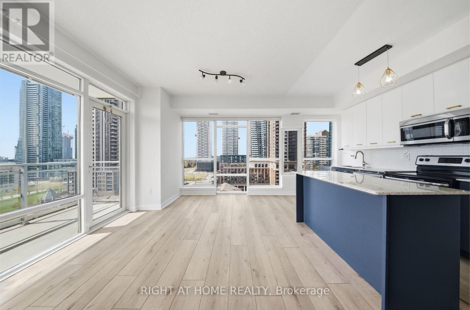 Property Photo:  365 Prince Of Wales Drive 1105  ON L5B 0G6 