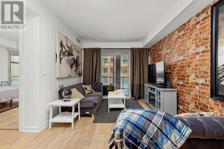 Property Photo:  20 Bruyeres Mews 311  ON M5V 0G8 