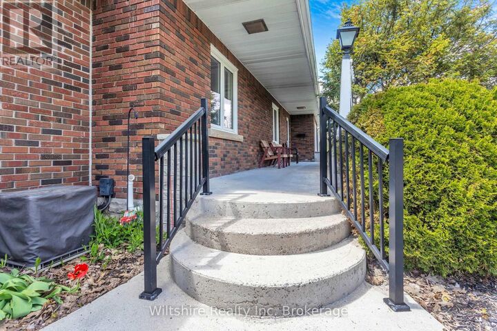 Property Photo:  427 Broadway Street  ON N4G 3S8 