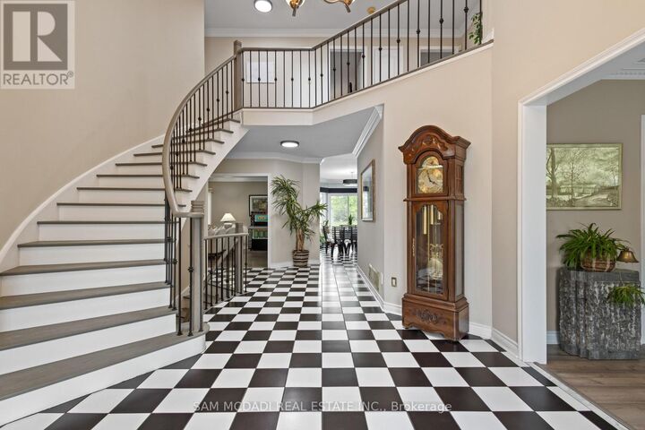 Property Photo:  5465 Shorecrest Crescent  ON L5M 4Y6 