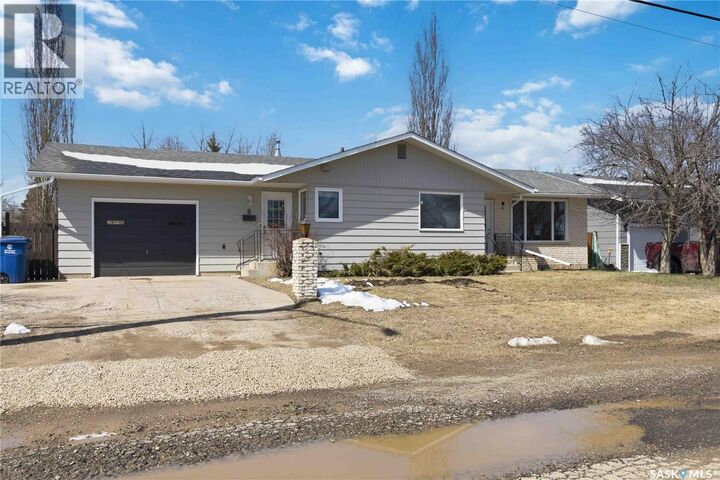 Property Photo:  8 Park Avenue  SK S0K 2L0 