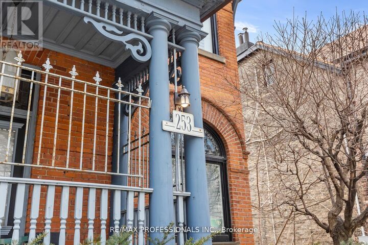 Property Photo:  253 Wellesley Street East C  ON M4X 1G8 
