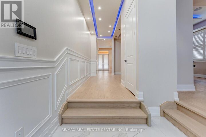 Property Photo:  252 Paisley Boulevard West  ON L5B 2A4 