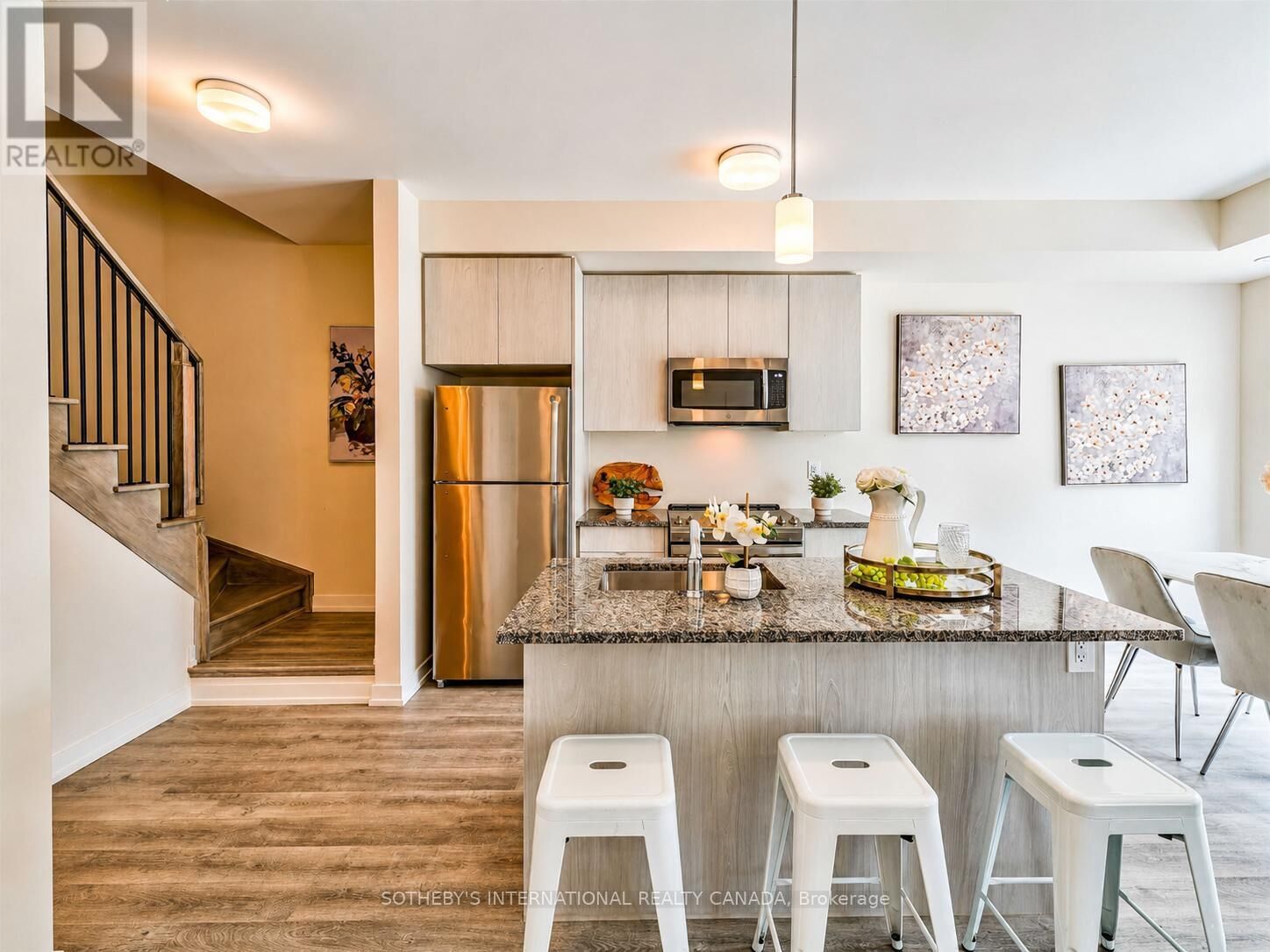 Property Photo:  2550 Castlegate Crossing 419  ON L1X 0H6 