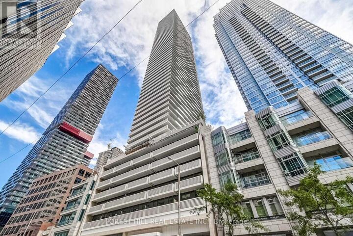 Property Photo:  2221 Yonge Street 5703  ON M4S 2B4 