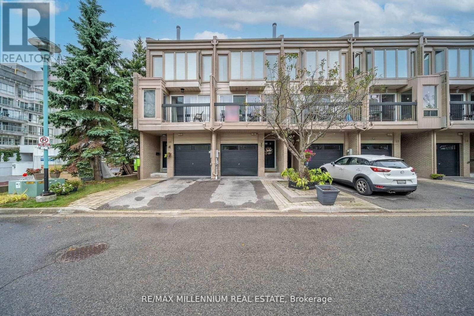 Property Photo:  62 Cumberland Lane  ON L1S 7K4 