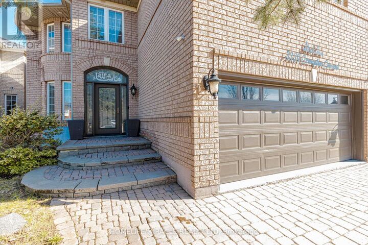 Property Photo:  3339 Crompton Crescent  ON L5B 4C7 