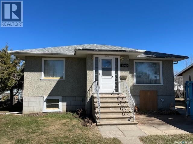 Property Photo:  1010 13th Street W  SK S6V 3H7 