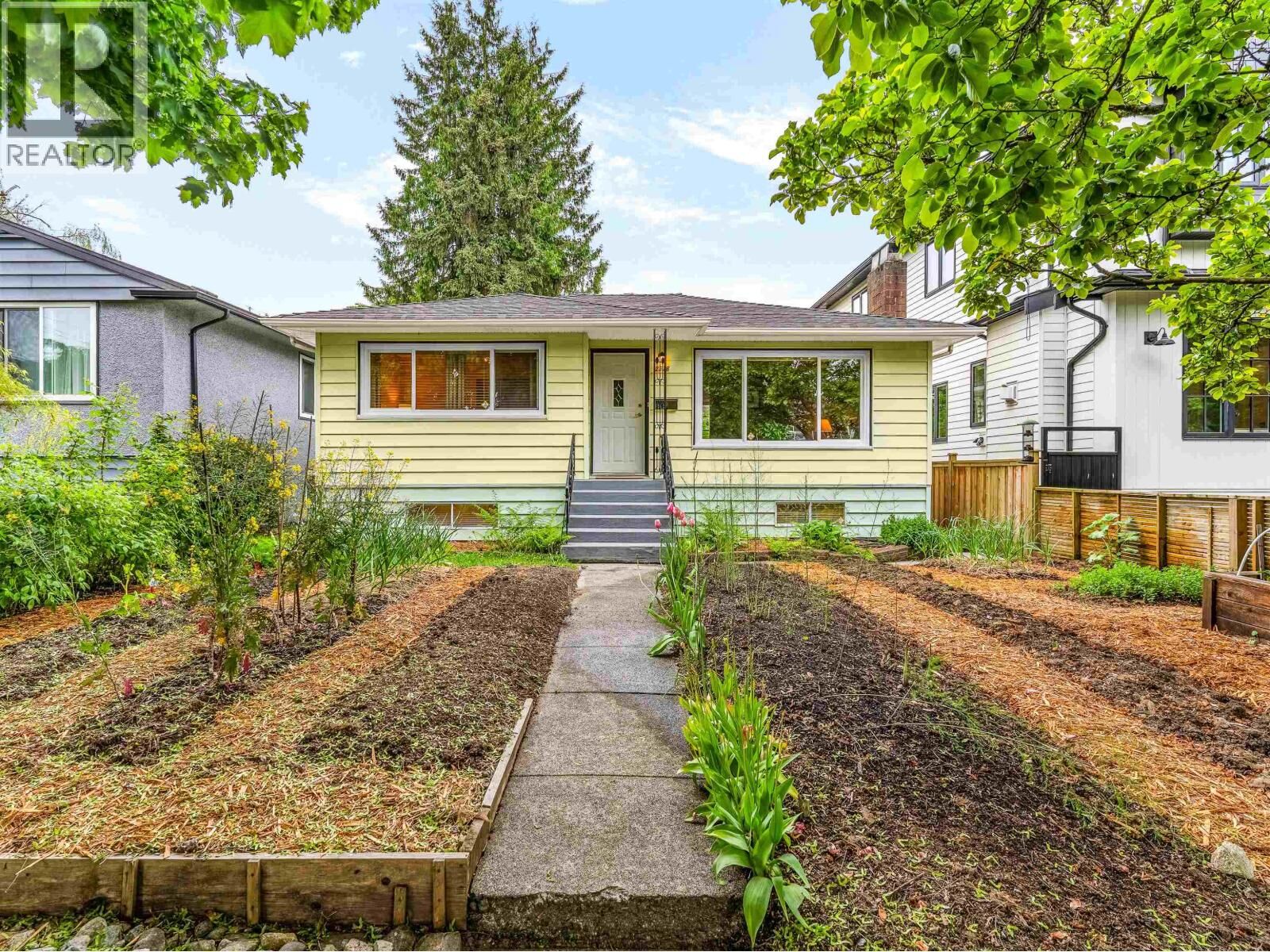Property Photo:  2578 East 15th Avenue  BC V5M 2K1 