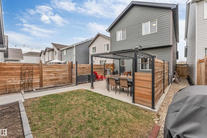 Property Photo:  2652 Maple Way NW  AB T6T 2G3 