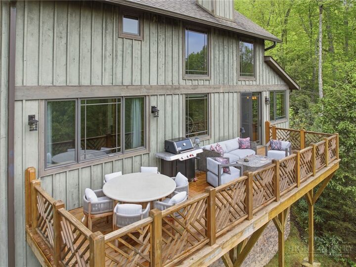 Property Photo:  405 Woodlake Loop Road  NC 28622 