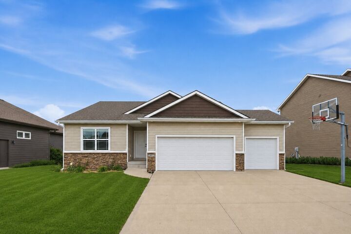 Property Photo: 1457 Marina Cove Drive IA 50226