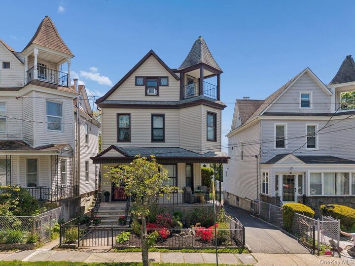 Property Photo:  68 Underhill Street  NY 10707 
